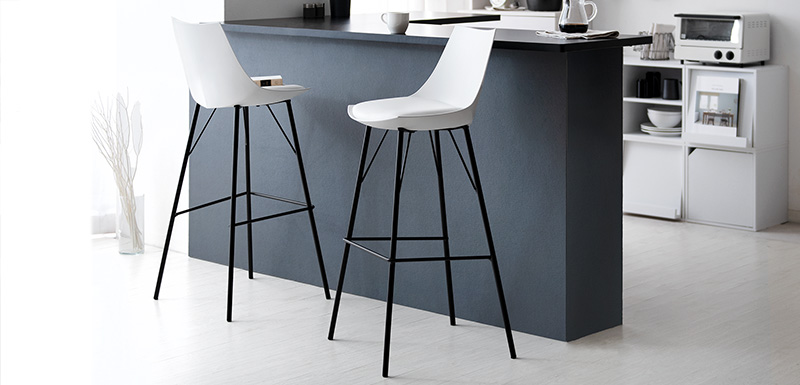 人気のカウンターチェア。お部屋のアクセントにおすすめ。家具