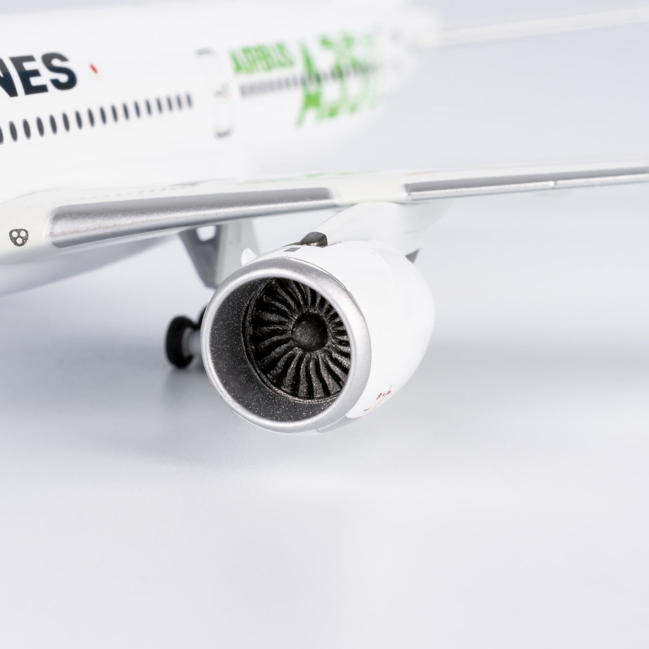 NG39097 Japan Airlines (JAL) A350-900 green “AIRBUS A350” JA03XJ