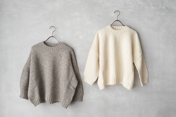 ペルー産ハイランドウールのニット、ボアミニバッグ、レザーグローブ