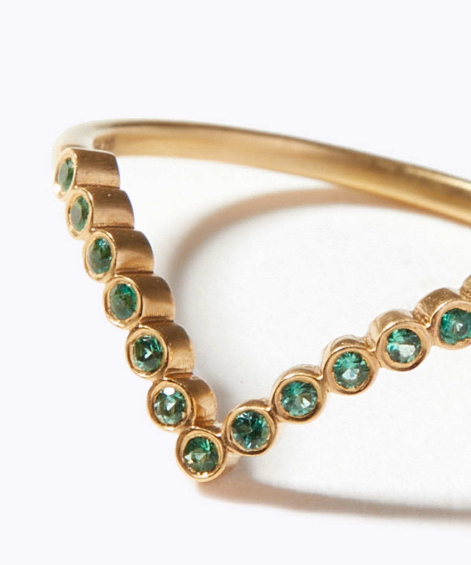 eden] K10 emerald curved bezel half eternity ring｜ARTIDA OUD