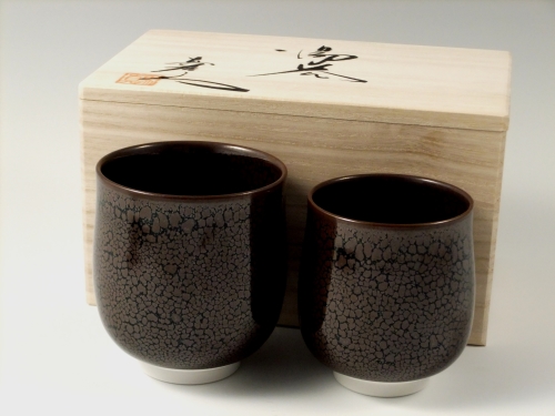 心を込めた真心ギフトに毎日使える夫婦湯呑を！【有田焼 三光堂】