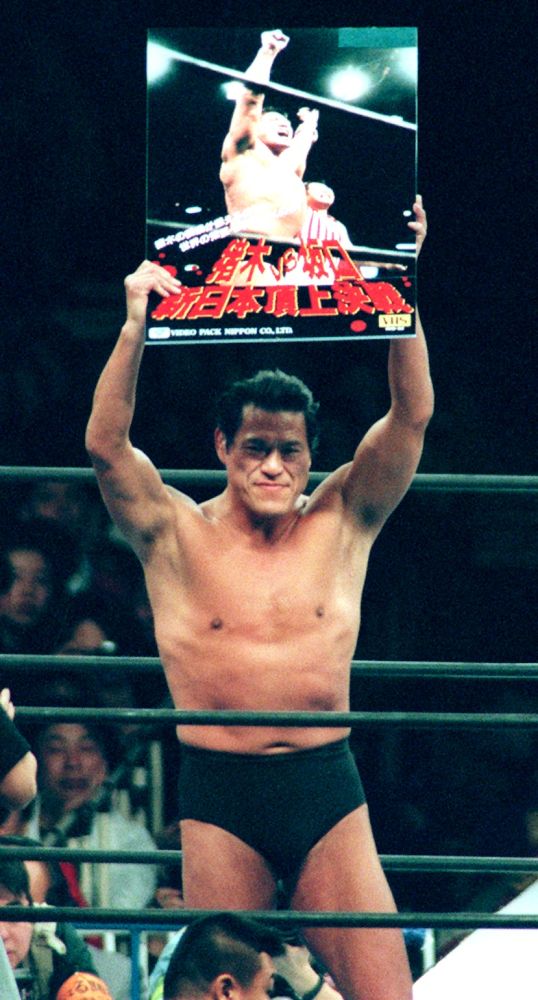 引退試合に詰めかけた大勢の観衆は最後のリング上の姿に別れを惜しんだ