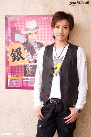 asahi.com（朝日新聞社）：生命力あふれる銀ちゃんを 宝塚花組・大空祐
