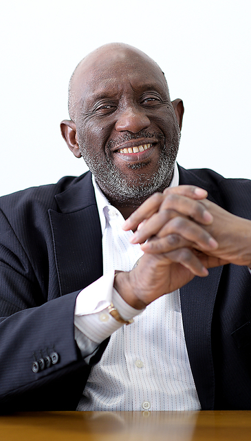 おやじのせなか）ウスビ・サコさん そっと見守る、信頼の裏返し：朝日新聞