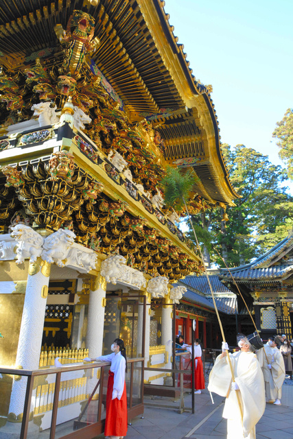 国宝「陽明門」もすっきり 日光東照宮ですす払い [栃木県]：朝日新聞