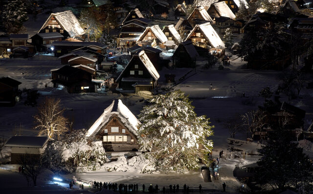 雪映えの里 白川郷でライトアップ：朝日新聞