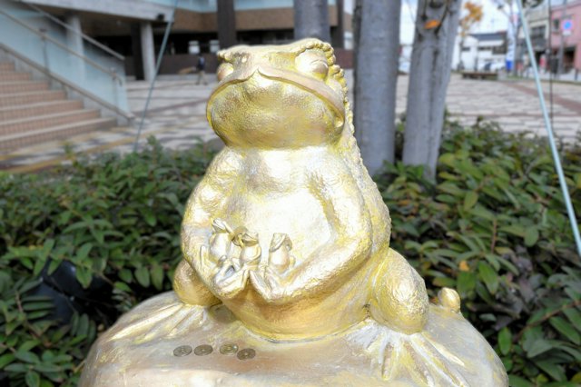 県道脇の金色カエル像「御利益ありそう」 愛され来年10年 島根 [島根県
