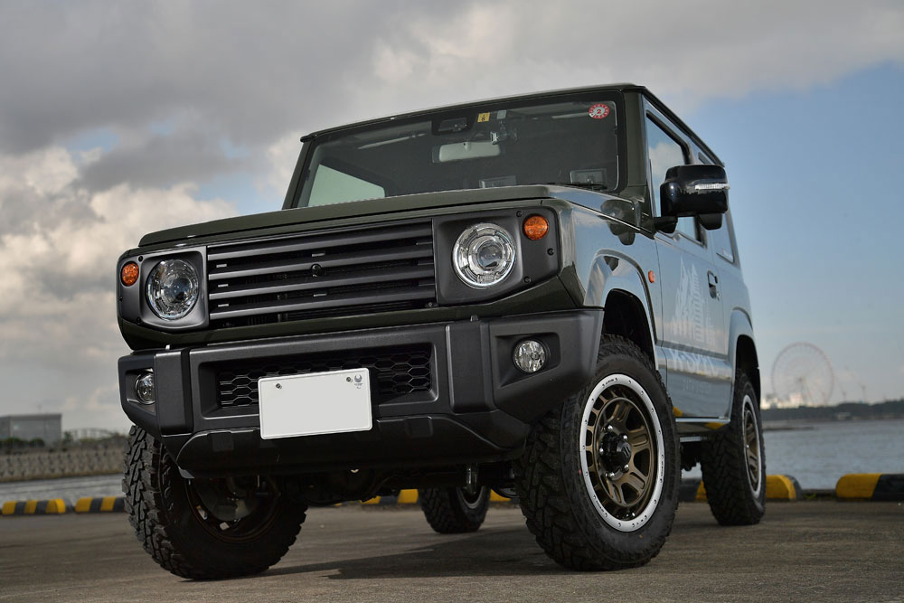 JB64ジムニー】グリルでイメージを一新 データシステムのカメラ内蔵
