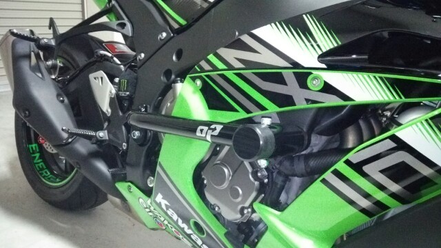 ZX-10R(2016-)に峠やジムカーナなどで使えるエンジンガード装着| AxxL