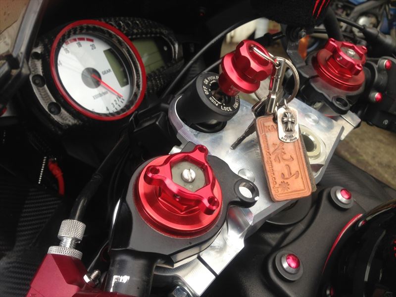 ZX-6R(08)に社外トップブリッジと軽くなるクラッチレバー装着| AxxL