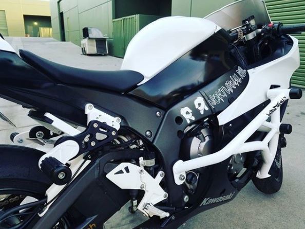 ZX-10R (11-23) 好きなポジションに設定できるアルミサブケージ｜AxxL