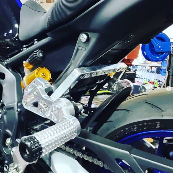 MT09 好きなポジションに設定できるアルミサブケージ｜AxxL