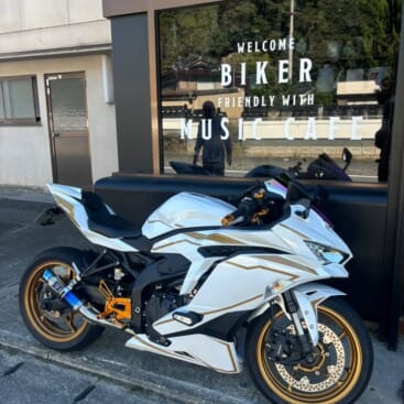 ZX-6Rに72Tのビッグリアスプロケット装着！スタントやショーに！| AxxL