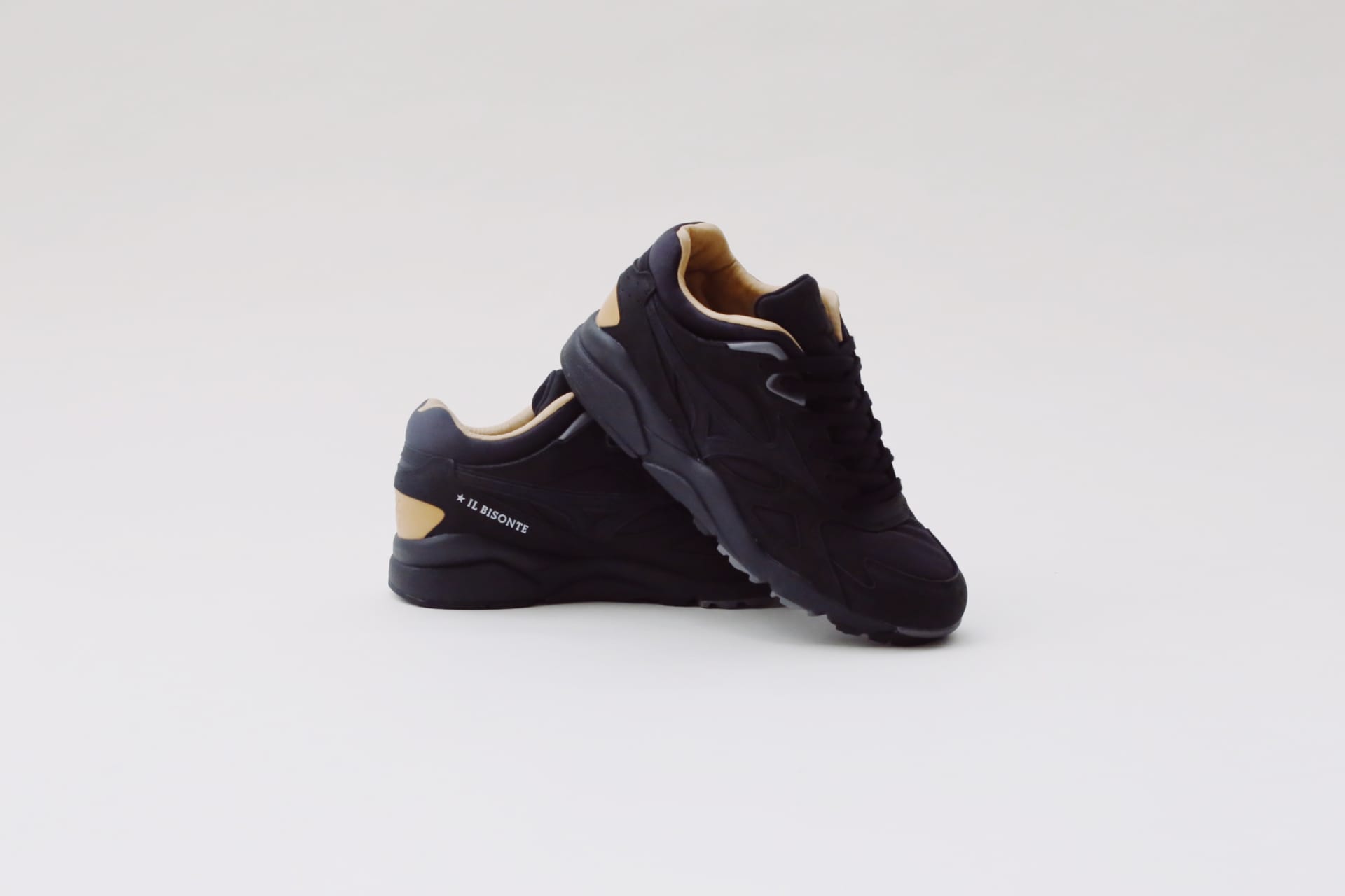 IL BISONTEとMIZUNOのコラボシューズが誕生 バケッタレザーをあしらっ