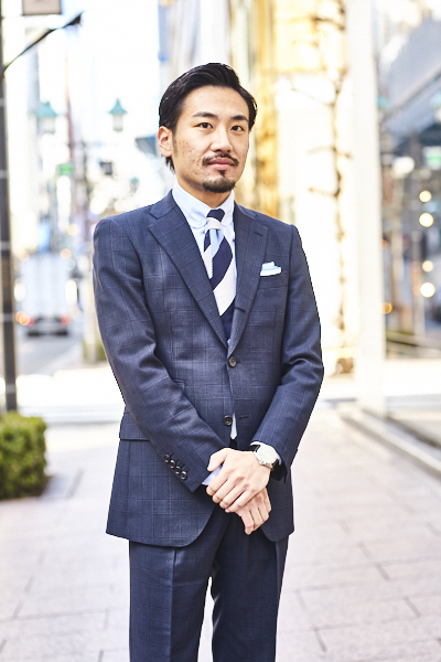 王道であるネイビーのグレンチェックスーツに、タブカラーのシャツを