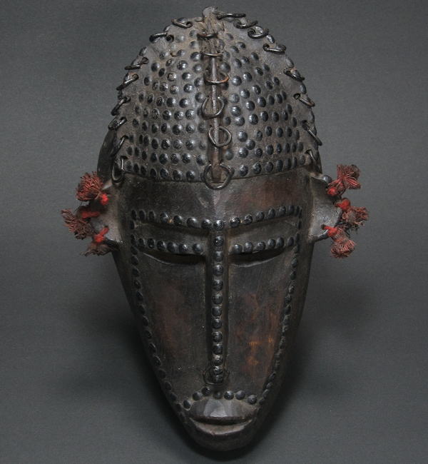 鉄鋲装飾のマスク<アフリカの仮面(木彫り)：アフリカ雑貨アザライ