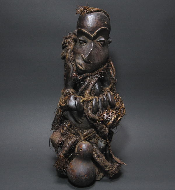 歪んだ顔と体の呪術像<アフリカの木彫り像：アフリカ雑貨アザライ