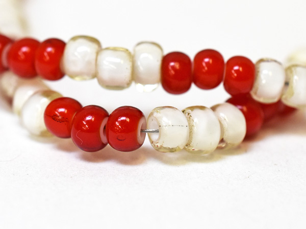 2306】赤と白のホワイトハーツビーズネックレス,とんぼ玉,アンティーク