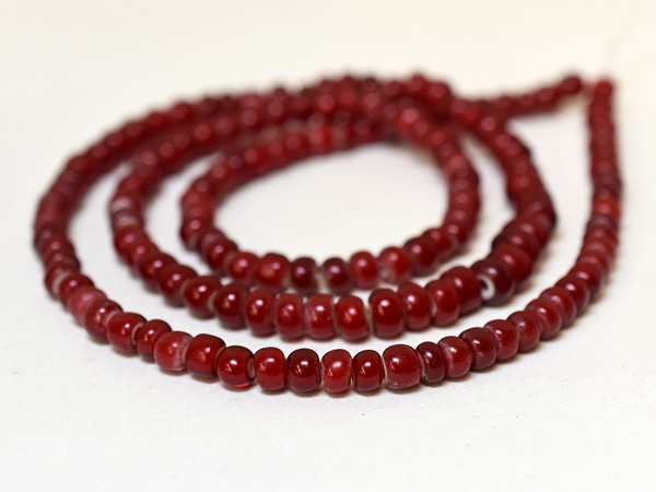 2410】ANTIQUEホワイトハーツほぼ血赤中粒ビーズ一連4(Φ5.5mm)【とんぼ