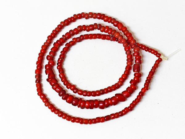 2410】ANTIQUEホワイトハート血赤含む濃いめの赤中小粒ミックスビーズ