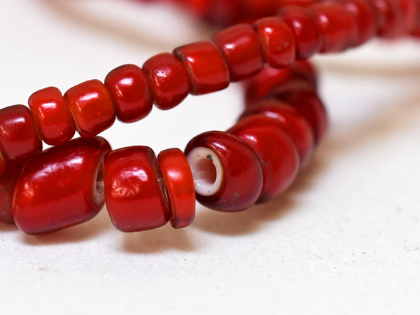 2410】ANTIQUEホワイトハート血赤含む濃いめの赤中小粒ミックスビーズ