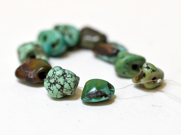 2504】OLDチベタンターコイズ濃淡緑色小粒ビーズ10個セットS2,とんぼ玉