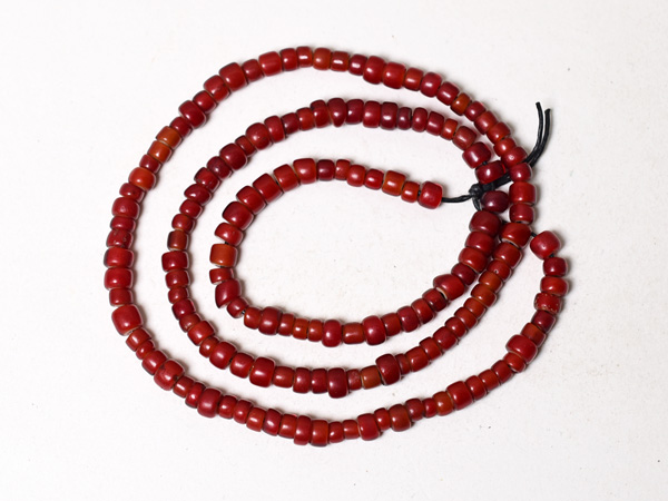 2512】ANTIQUEホワイトハーツ血赤&濃赤輪切型ミックス中粒ビーズ一連A1