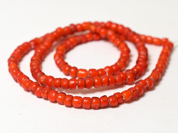 2602】ANTIQUEホワイトハート明るめ赤筒型中粒ビーズ一連12(Φ5.5mm