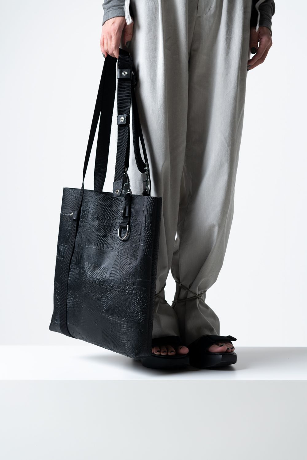 KAGARI YUSUKE - 【お取り寄せ可能】ラッシングベルトトート [ブラック