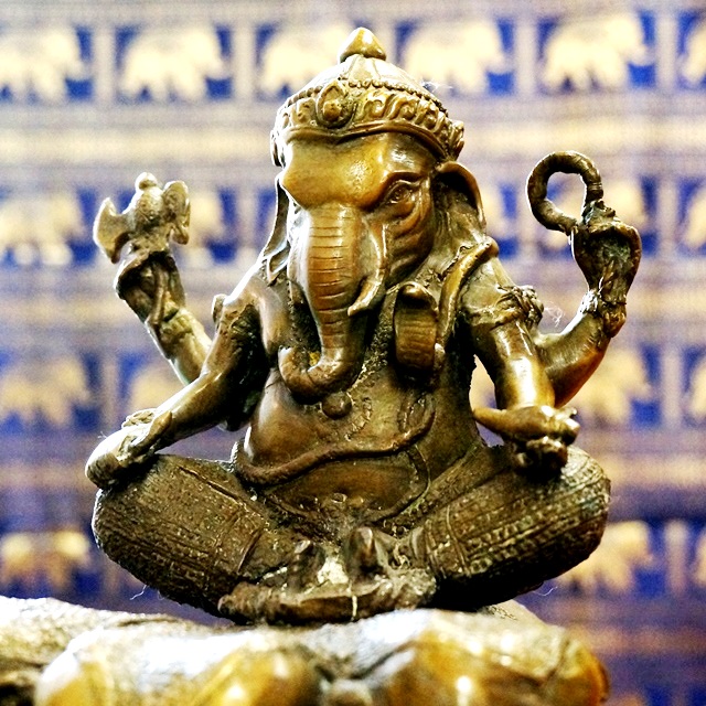 3つの頭を持つ象に乗るガネーシャ像／真鍮製 | アジアンライフ