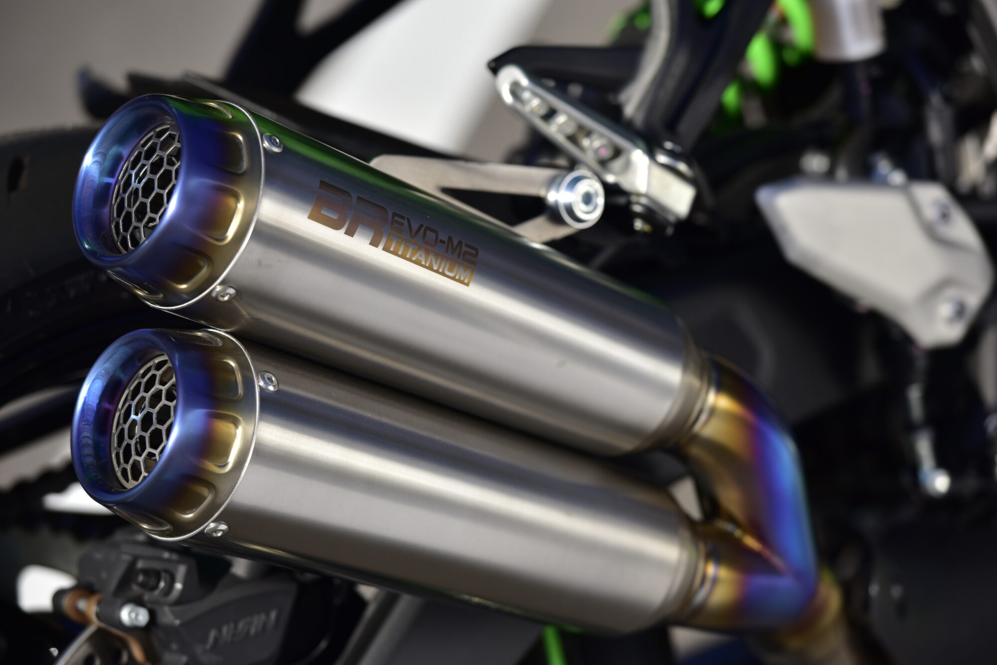 BR EVO M2 TITANIUM：ZX-4RR / ZX-4R SE：2023〜：政府認証 ｜ BEAMS