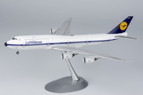 NG Models 1:400 Lufthansa D-ABYT Boeing 747-8 - Bedfordshire