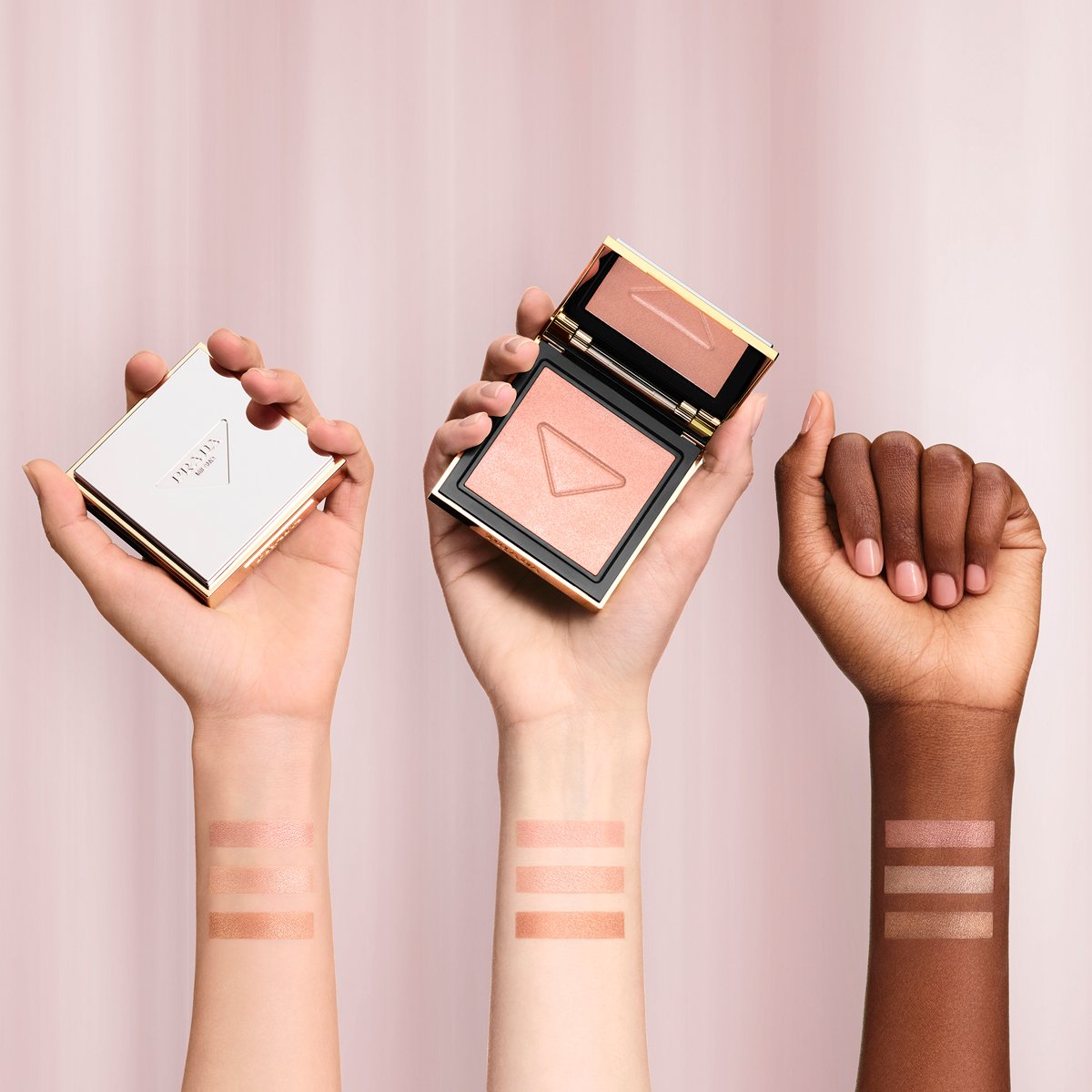 プラダ ビューティ］ライト グローイング パウダー［2025年10月発売