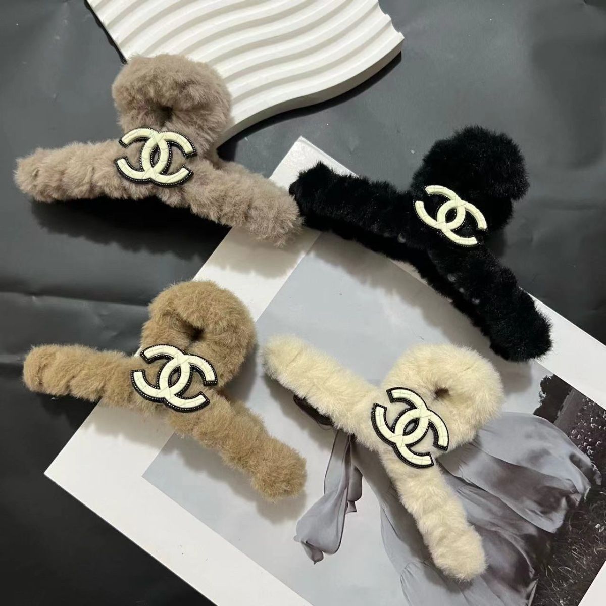 シャネル ファー ヘアクリップ Chanel バンスクリップ モコモコ 小さめ