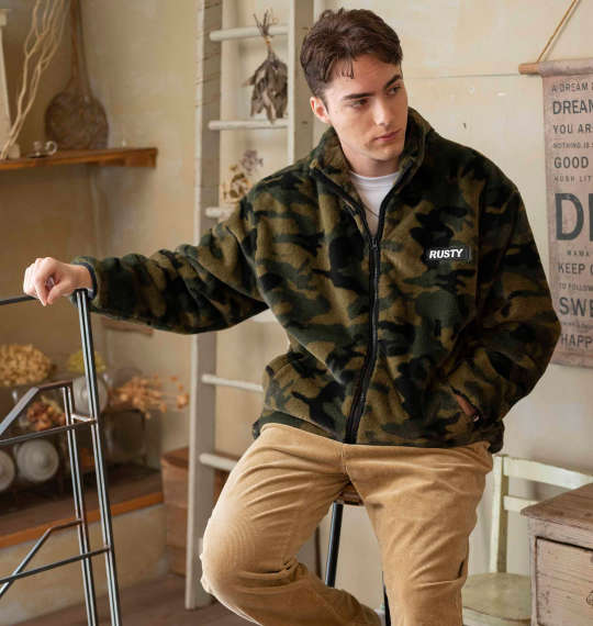 カモフラ柄が際立つフリースジャケットコーデ 大きいサイズ メンズ服の