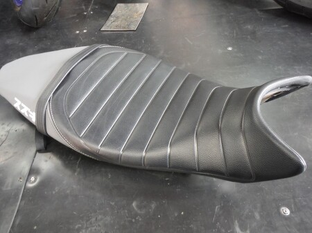 SV650用タックロールシート | 北海道のバイク情報：Bike-man