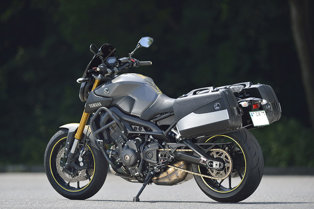 YAMAHA MT-09をPLOTオリジナルパーツでツーリング仕様に ｜バイクブロス
