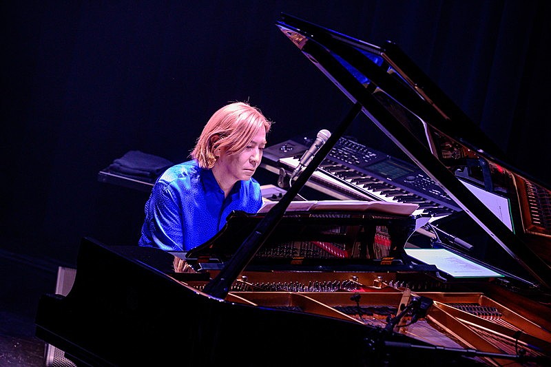 ライブレポート＞小室哲哉、単独公演となる注目の最新ステージで、再