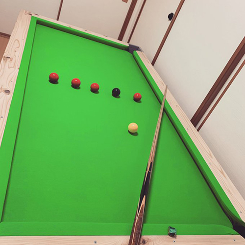 自作のスヌーカーテーブルで練習する動画が話題に！ | トピックス