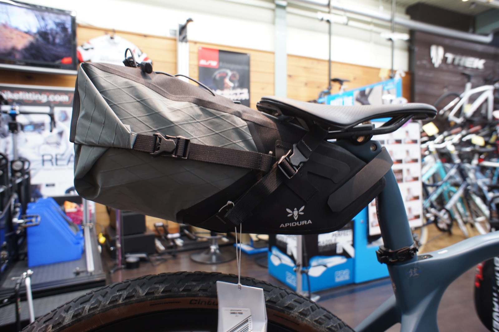 APIDURA バックカントリーシリーズサドルバッグ 6L | BICYCLE PRO SHOP