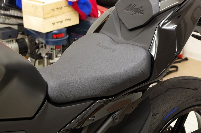 カワサキZX-25R SE（2023） スポーツシートに交換他