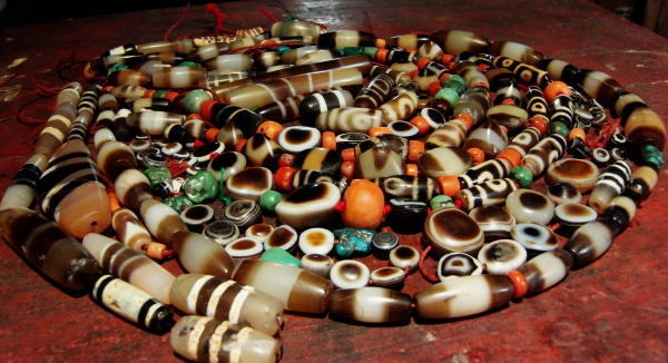 チベット民族伝世 アンティークジービーズ（老天珠）をご紹介いたします。