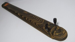 琴 くり甲 13弦 子持ち綾杉彫 | 骨董品買取・和楽器買取 五宝堂