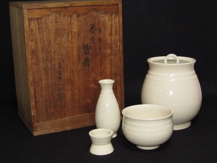 東京都武蔵野市にて、薩摩焼 沈壽官の皆具、白薩摩の香炉などの茶道具