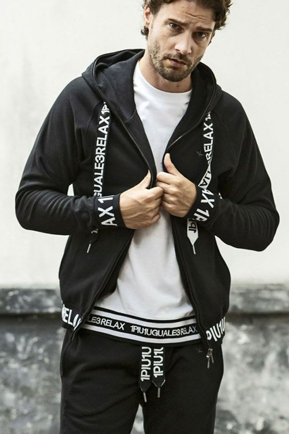 1PIU1UGUALE3 RELAX - HEM LOGO HOODIE / ワイドスピンドル ロゴ