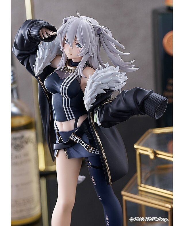 引き締まったお腹とスラリと伸びた足が素晴らしい！ホロライブ・獅白