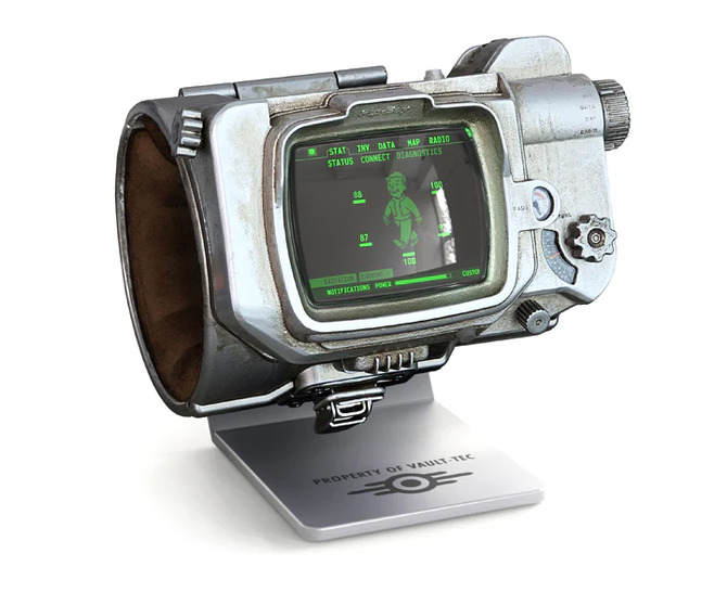 ドラマ版『Fallout』に登場する「Pip-Boy」の実物大レプリカが海外で