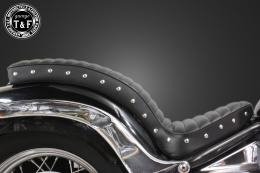 有限会社ガレージT&F / ドラッグスター400 スタッド付タックロール