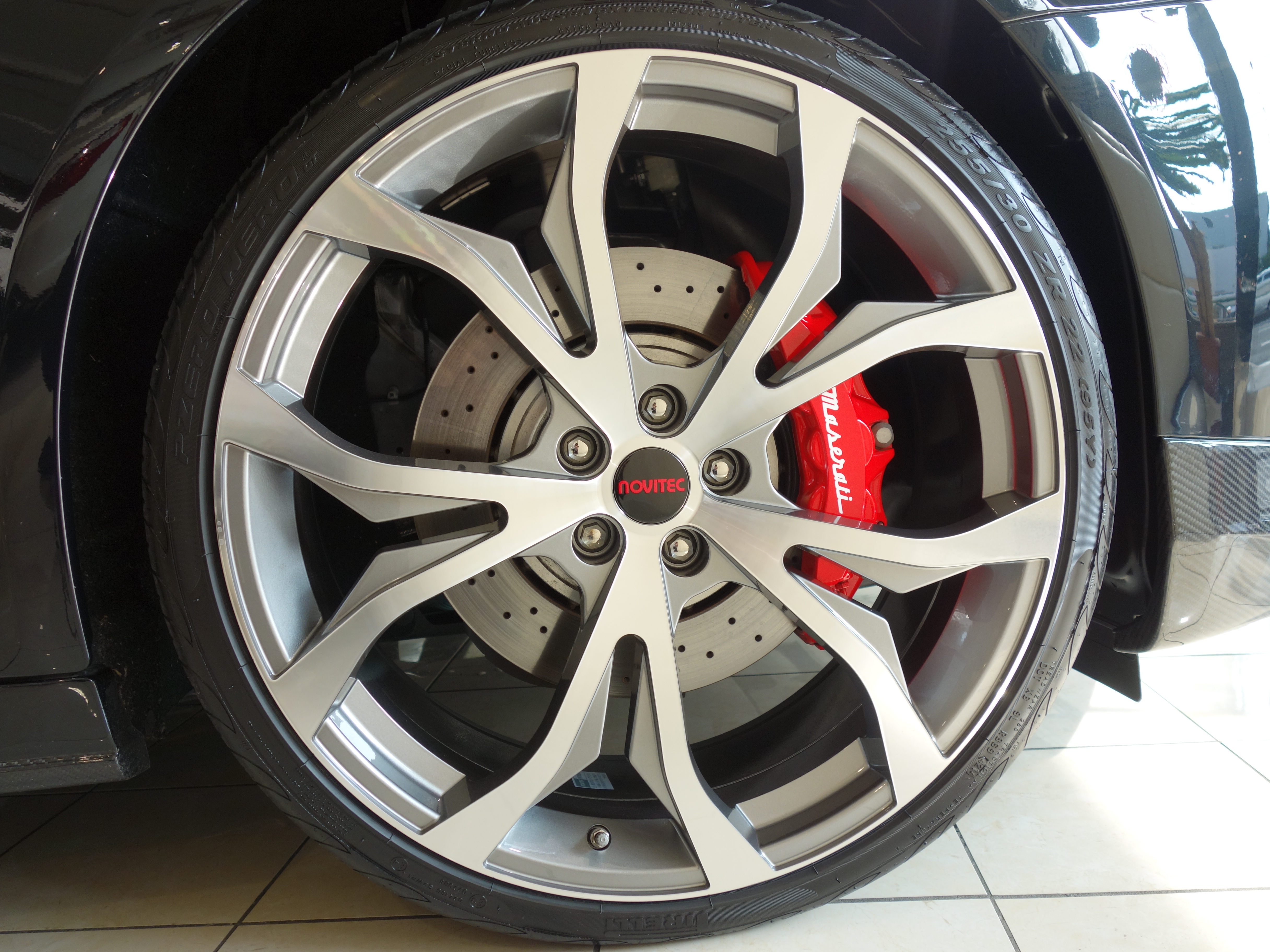 マセラティクアトロポルテにタイヤホイール装着しました。 | 東京都