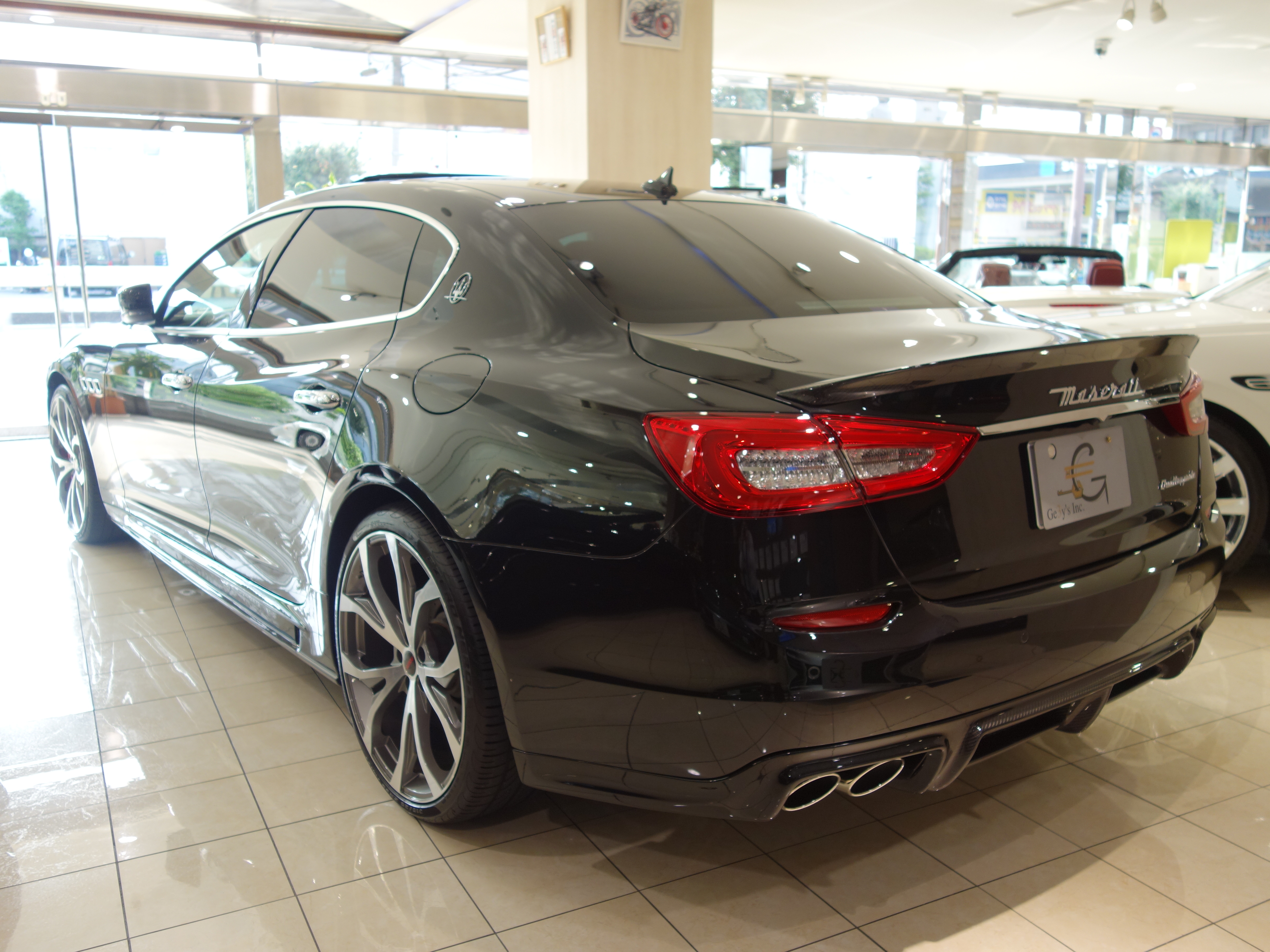 マセラティクアトロポルテにタイヤホイール装着しました。 | 東京都